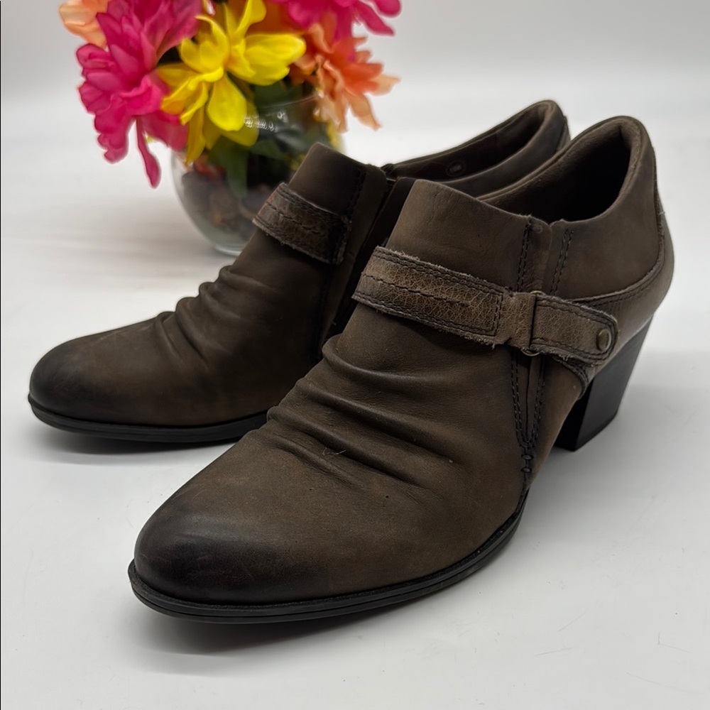 Earth Brown Boots with Decorative Strap Size 6 MCA8026